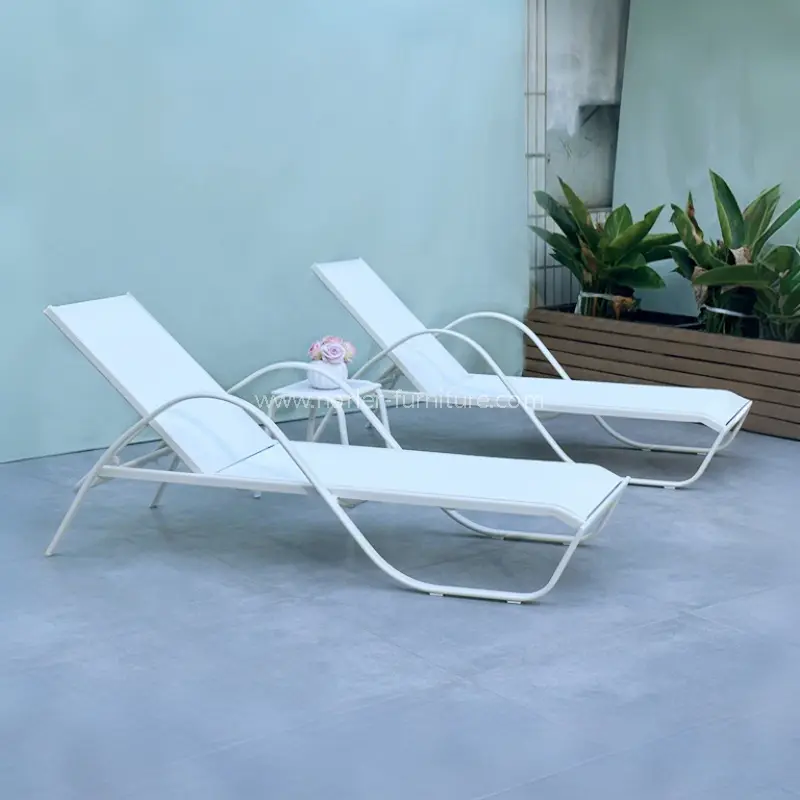 Hvit aluminiumsramme tekstilene nettlounger